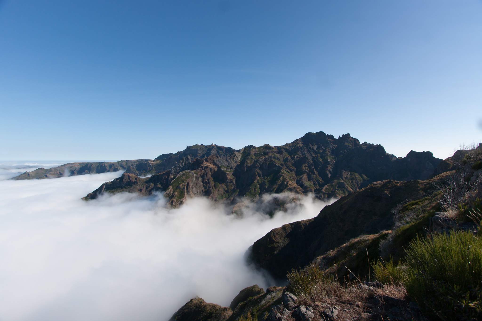 Chmury spowijają podnóża gór - widok z podejścia na Pico Ruivo