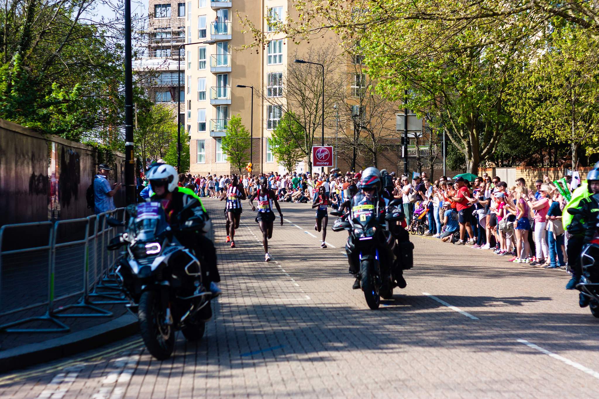 Mary Keitany, elite women runner accompanied by pacers and motorcycles, 2018 London Marathon