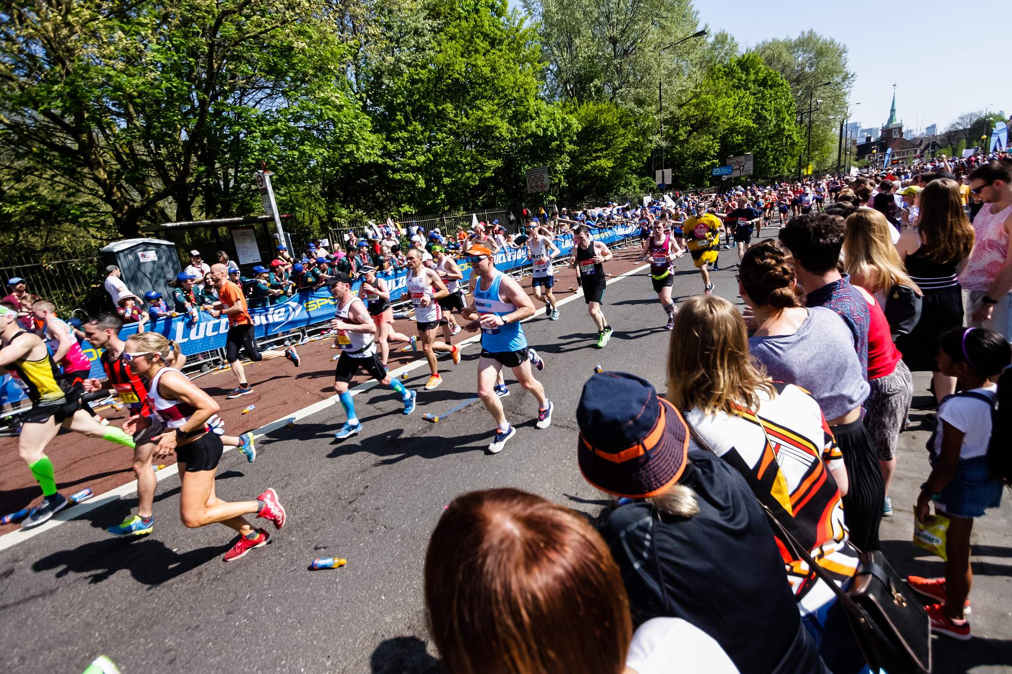 Cheering crowds everywhere, 2018 London Marathon
